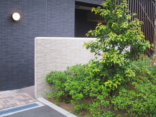 【豆知識】家の顔！安全で素敵な玄関アプローチの作り方