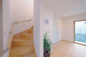 階段に手すりをつける必要性は？DIYでも可能？