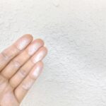 外壁を触ったら白い粉！？原因と対処法