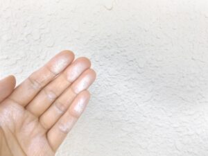 外壁を触ったら白い粉！？原因と対処法