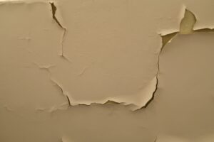 壁紙（クロス）にヒビが入る原因や対処法