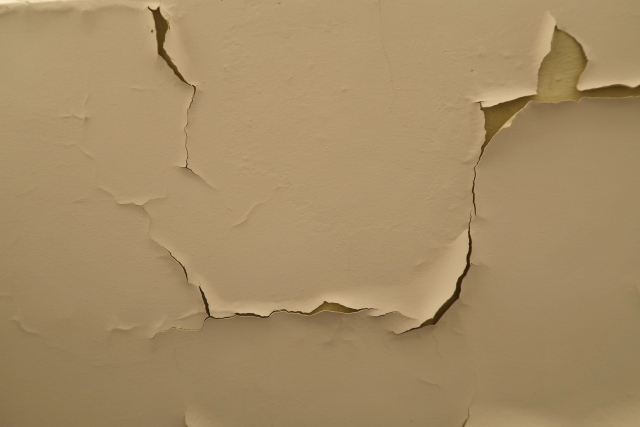 壁紙（クロス）にヒビが入る原因や対処法