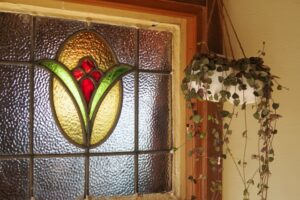 窓をおしゃれでカラフルに～ステンドガラス設置のポイント～