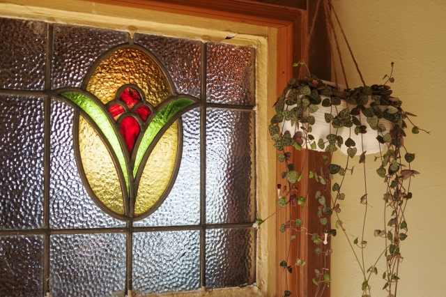 窓をおしゃれでカラフルに～ステンドガラス設置のポイント～