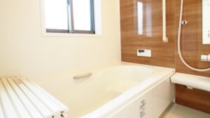 ユニットバスの壁くすんでる…？～変色の原因とは～