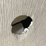 壁に穴が空いた時の対処法をご紹介！