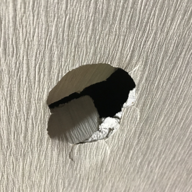 壁に穴が空いた時の対処法をご紹介！