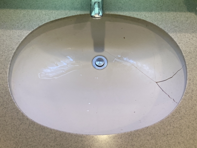洗面台・洗面化粧台の洗面ボウルのひび割れ・交換する目安