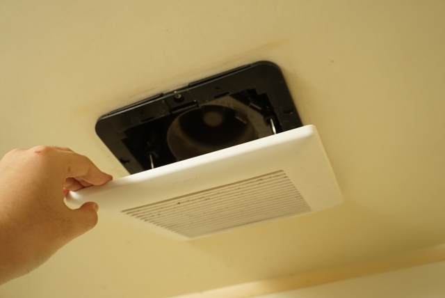 トイレの換気には換気扇？窓？違いと種類について