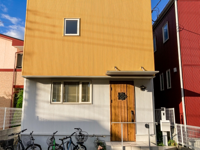 スタイリッシュなご自宅へ！ガルバリウム鋼板の外壁リフォーム