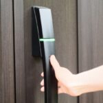 玄関のドアが閉まらない！？考えられる原因と対処法