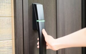 玄関のドアが閉まらない！？考えられる原因と対処法