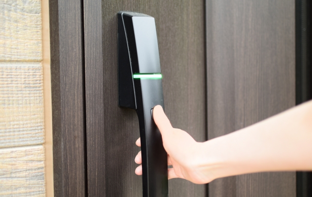 玄関のドアが閉まらない！？考えられる原因と対処法