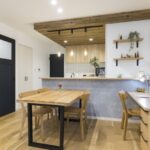 キッチンに下がり天井を取り入れ、ワンランク上の空間に！