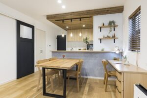 キッチンに下がり天井を取り入れ、ワンランク上の空間に！