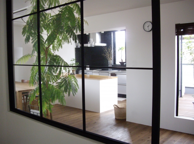 室内窓で自然光を取り入れ、部屋を明るくおしゃれに！