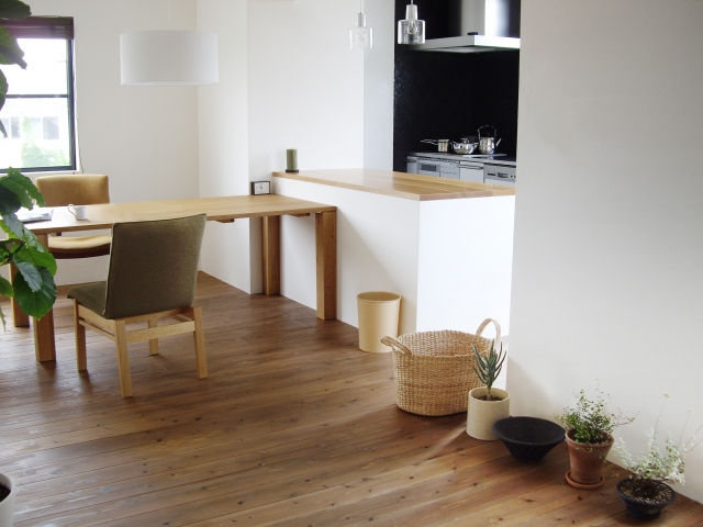 木の温もり溢れる無垢フローリングの魅力