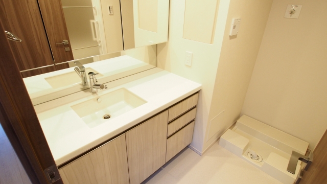 洗面所をスッキリ！収納たっぷりな洗面化粧台にリフォームしませんか？