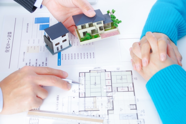 図面を見ながら相談する様子
