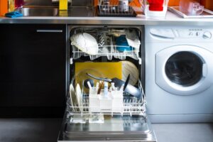 フロントオープンタイプVSスライドオープンタイプ！どっちの食洗機が便利？