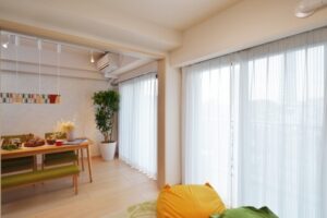 隠れた名脇役！空間を格上げするカーテンボックスの効果とは