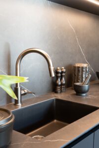 キッチンシンク(流し台)のリフォームで快適を実現！素材別の特徴と注意点を解説