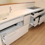 「キッチンの調理スペースが使いにくい…」その悩み、収納力アップのリフォームで解決できます！