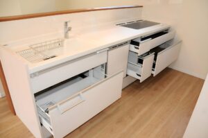 「キッチンの調理スペースが使いにくい…」その悩み、収納力アップのリフォームで解決できます！