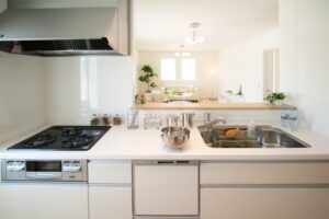 夏こそ考えたい！時短＆快適を叶えるキッチンリフォームの秘訣【暑さ対策にも】