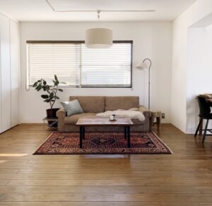 今、自然素材の家づくりが人気！無垢材フローリングのメリット・デメリットと上手なメンテナンス