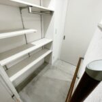 ウォークイン・パントリー・シューズクローク徹底比較！わが家に本当に必要な収納はどれ？