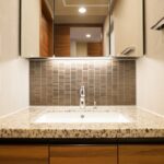 朝の渋滞を解消！使いやすい洗面化粧台の選び方と収納アップのアイデア