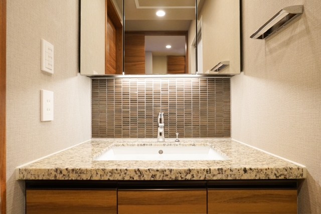 朝の渋滞を解消！使いやすい洗面化粧台の選び方と収納アップのアイデア