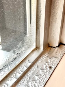 【初心者必見】なぜ結露は起こる？原因とリフォームの種類を徹底解説