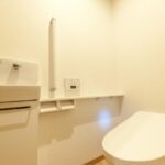 未来の自分への贈りもの｜手すりと段差解消で叶える、生涯心地よいトイレ空間