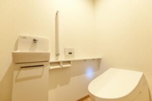 未来の自分への贈りもの｜手すりと段差解消で叶える、生涯心地よいトイレ空間