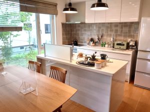 アイランド型VSペニシュラン型｜どっちが正解？家族構成・家事動線から考えるキッチン選び徹底比較