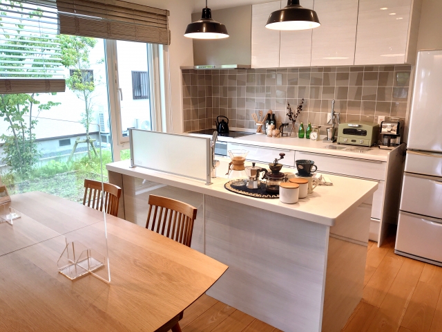 アイランド型VSペニシュラン型｜どっちが正解？家族構成・家事動線から考えるキッチン選び徹底比較