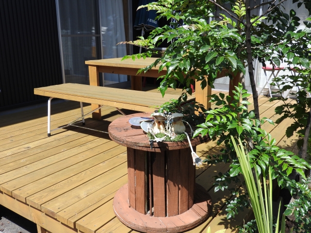 庭を眺める場所から家族の特等席へ｜ウッドデッキ設置のポイント